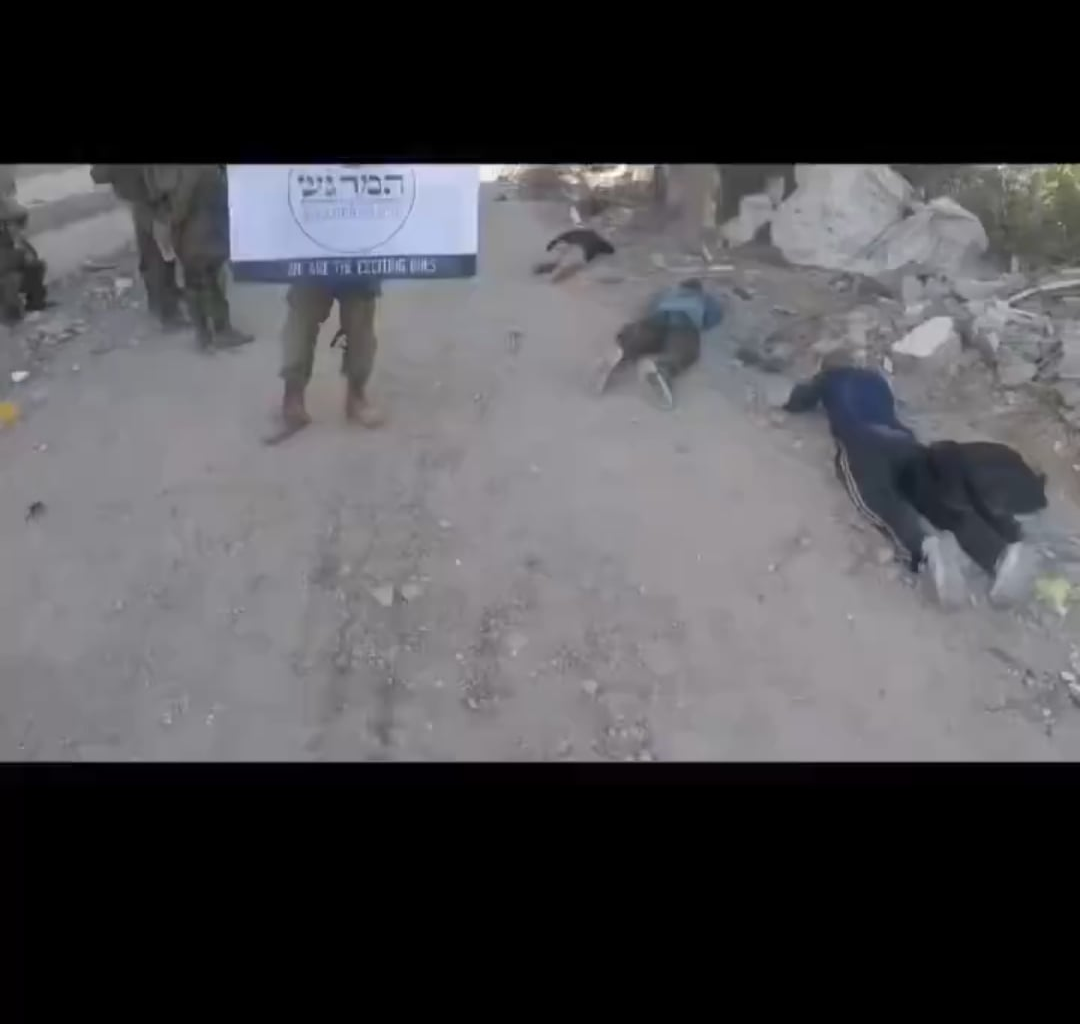 28 Novembre, Gaza City : Un soldat Israëlien tourne une page de pub pour son barber shop. Derrière 3 palestiniens exécutés, dont une femme avec la robe remontée et un homme menotté. La chanson évoque "comme des chiens inconscients, c'est ce que vous méritez fils d'Amalek"