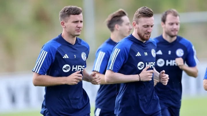Beim heutigen Training auf Schalke stritten sich Paul Seguin & Tobias Mohr lautstark auf dem Trainingsgelände. Seguin schrie: „Du kannst mir etwas sagen, aber nicht so!“ Danach folgte eine weitere „Schimpfkanonade“, welche Mohr schweigend ertrug.