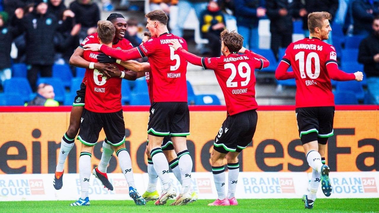 [2. Bundesliga] Halstenberg trifft und fliegt: Hannover erkämpft Sieg gegen leidenschaftliche Rostocker