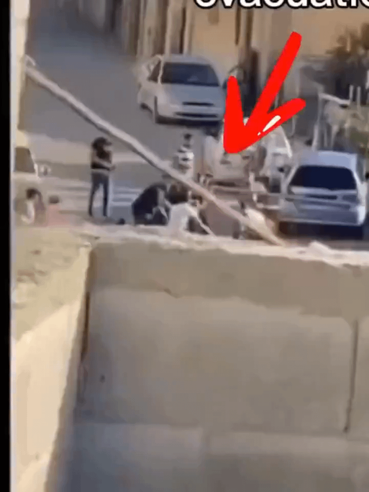 Soldado israelí dispara en la cabeza a un palestino con los ojos vendados tras liberarlo