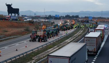 Los agricultores sacan los tractores y provocan retenciones en varias provincias por cortes de carreteras