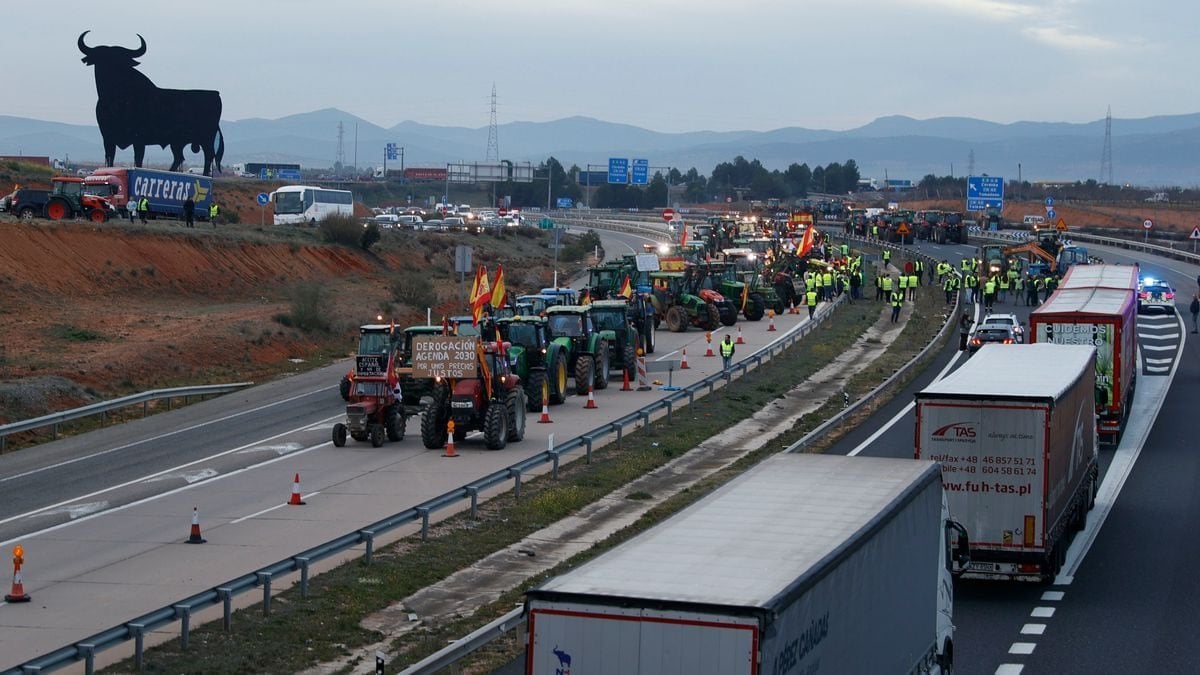 Los agricultores sacan los tractores y provocan retenciones en varias provincias por cortes de carreteras
