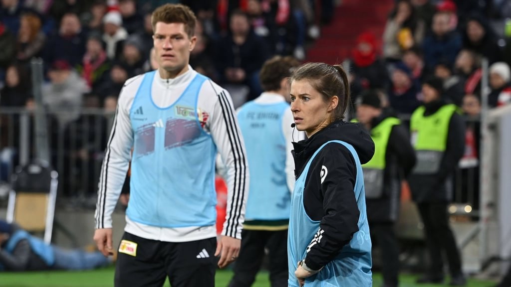 Marco Rose über Marie-Louise Eta: "Wir reden immer darüber, dass wir Frauen in Männerdomänen gerne sehen. Trotzdem haben wir das Gefühl, dass wir was Besonderes daraus machen müssen, wenn die 'Lui' das erste Mal an der Linie steht. Sie hat Qualität und sie hat Persönlichkeit."