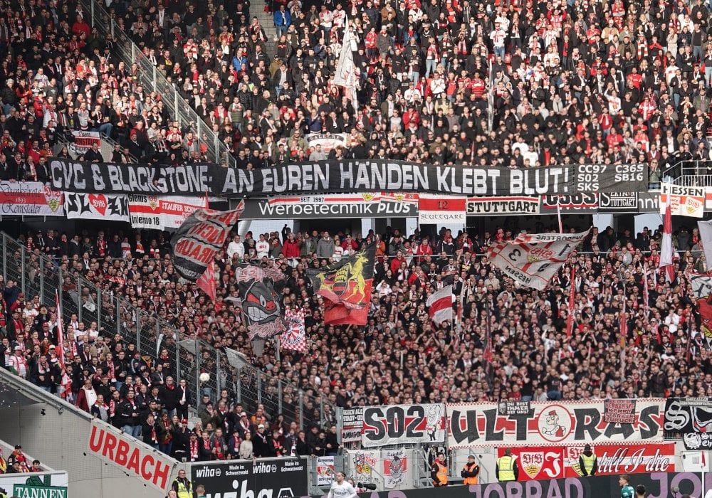 „Werden wir nun auch Teil des Sportswashings eines Wüstenstaats?“: CVC Capital Partners und Blackstone-Group Inc sollen die aussichtsreichsten Kandidaten für die Investoren-Pläne der DFL sein. Zahlreiche Fanszenen veröffentlichten nun Hintergründe zu den beiden Unternehmen in einem offenen Brief.