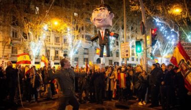 La jueza descarta delito de odio en el apaleamiento a un muñeco de Sánchez y lo enmarca en un “acto festivo”