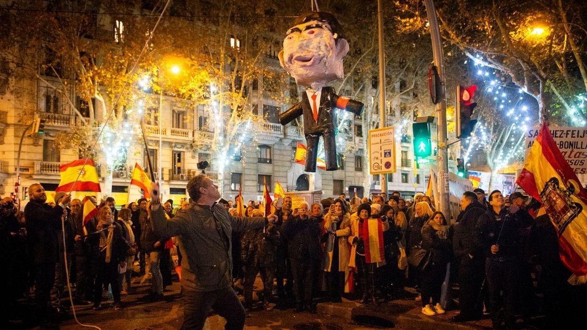 La jueza descarta delito de odio en el apaleamiento a un muñeco de Sánchez y lo enmarca en un “acto festivo”