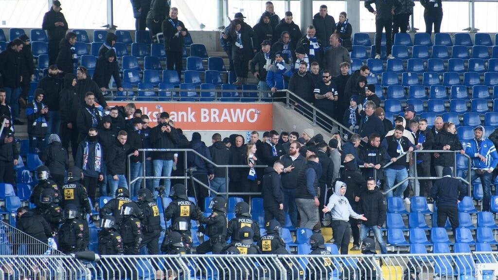 Neue Vorwürfe nach Skandal-Einsatz der Polizei: Vater des 8-jährigen Mädchens, welches in die Notaufnahme musste, schildert seine Sicht der Dinge - Polizei weist Schuld von sich und ermittelt gegen den Vater wegen eines Verdachts auf einen tätlichen Angriff gegen einen Polizeibeamten