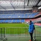 [Ortega] The Girona crowd, outraged by Míchel's expulsion and the disallowed goal against Real Sociedad, chants "this way, this way, this is how Madrid wins."