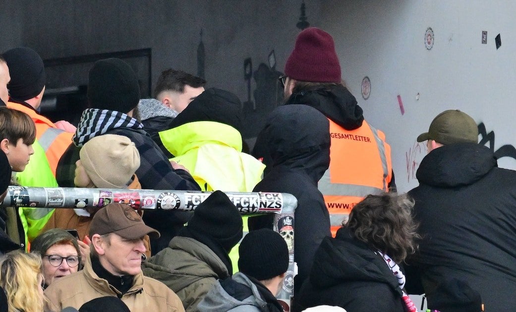 Böller-Eklat im Zweitliga-Spitzenspiel zwischen St. Pauli und Fürth: Täter konnte schnell identifiziert werden und wurde unter einem gellenden Pfeifkonzert aus dem Stadion eskortiert