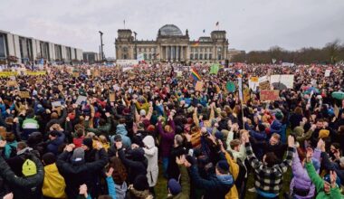 À Berlin, 200 000 personnes forment une chaîne humaine contre l’extrême droite - L'Humanité