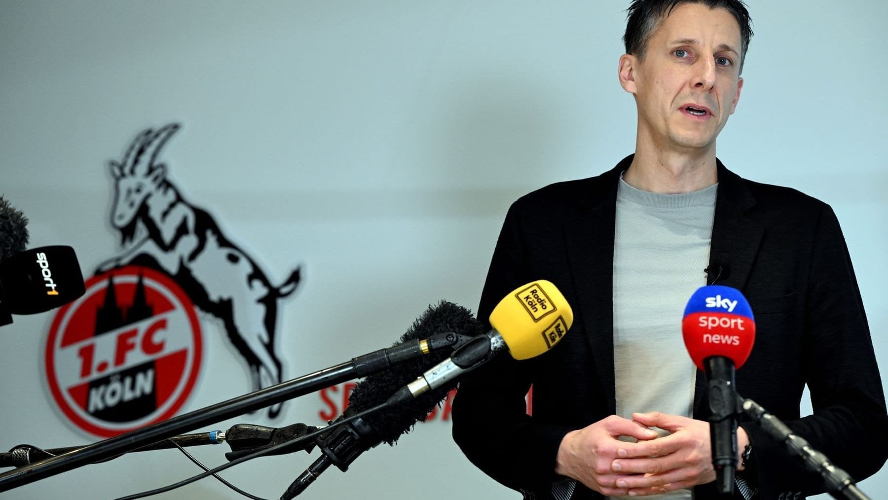 Köln-Chef Keller fordert Straffreiheit für Spielunterbrechungen: "Wenn die DFB-Sportgerichtsbarkeit weitsichtig wäre, würde man nach der DFL-Entscheidung die potenziellen Strafgesuche einstellen und Ruhe einkehren lassen. Wir hatten eine Ausnahmesituation für den gesamten deutschen Profifußball."