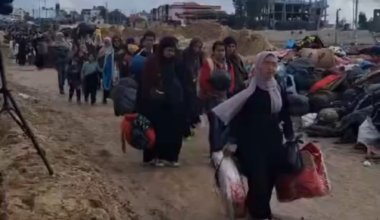 Gaza 30 Janvier : Un checkpoint Israëlien avec caméra/reconnaissance faciale et haut-parleur nargue et humilie les réfugiés contraints de fuir leurs maisons.