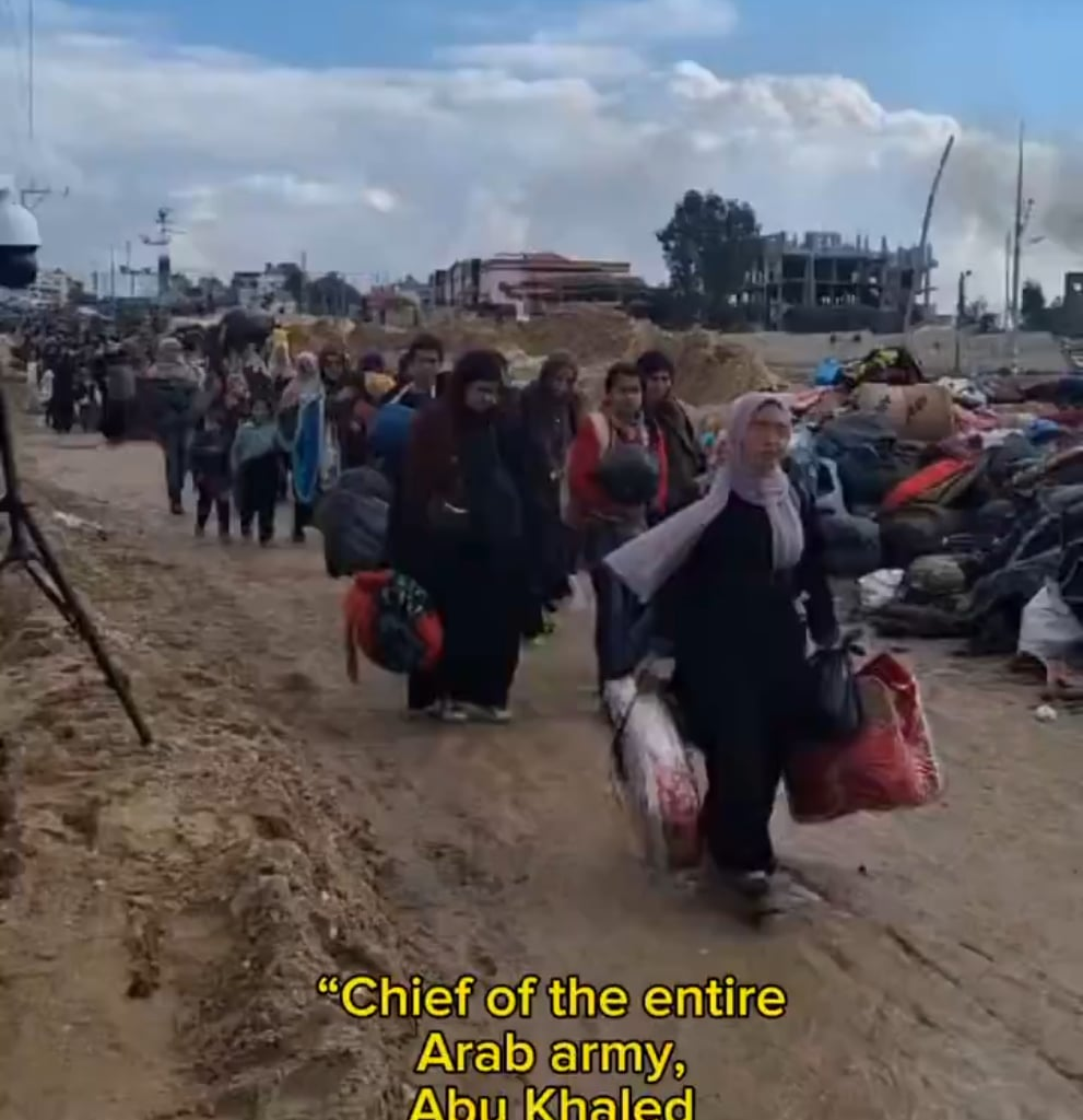 Gaza 30 Janvier : Un checkpoint Israëlien avec caméra/reconnaissance faciale et haut-parleur nargue et humilie les réfugiés contraints de fuir leurs maisons.