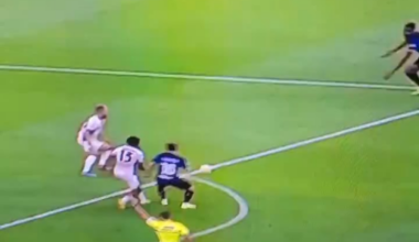 Dumfries doing his best Ronaldinho impersonation 🔥😂