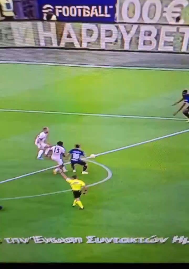 Dumfries doing his best Ronaldinho impersonation 🔥😂