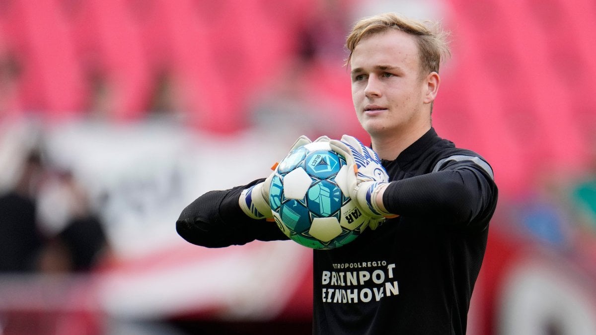 Niek Schiks extends contract to 2027 and joins PSV A squad