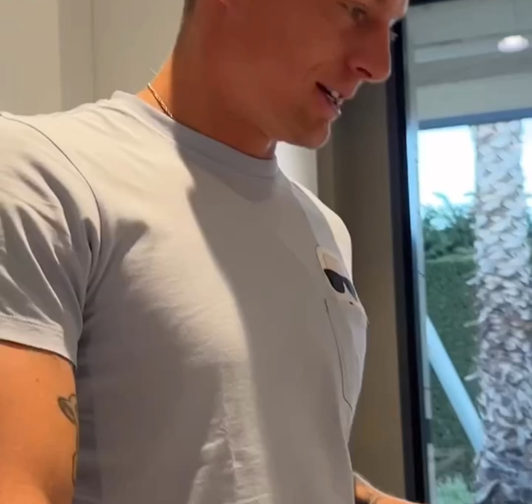 Toni Kroos learns how to iron a shirt (and burns himself)