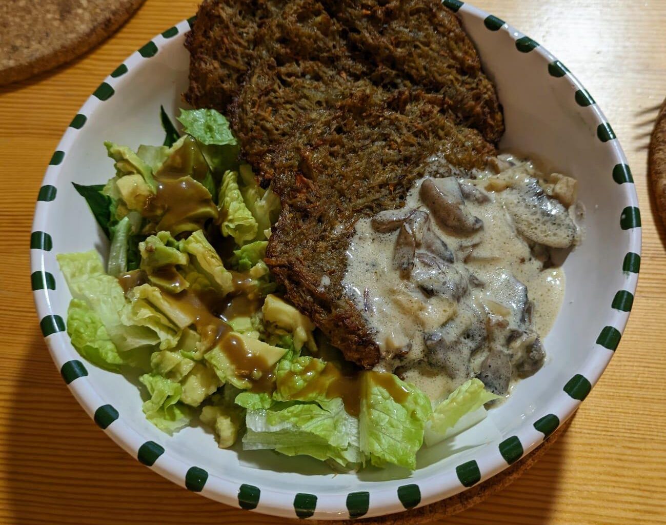 Rostis pomme de terre carotte comté au four accompagnés de sauce champignon roquefort oignon et une salade laitue avocat