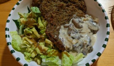 Rostis pomme de terre carotte comté au four accompagnés de sauce champignon roquefort oignon et une salade laitue avocat