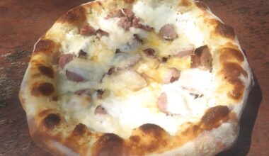 Pizza des causses. Fromages de brebis, chèvre & vache - crème - saucisse de Toulouse.