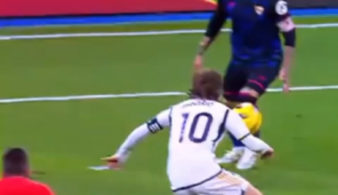 Modric’s 𝒄𝙤𝒏𝙩𝒓𝙤𝒍 before hitting the net🎯