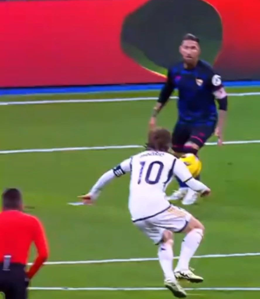 Modric’s 𝒄𝙤𝒏𝙩𝒓𝙤𝒍 before hitting the net🎯
