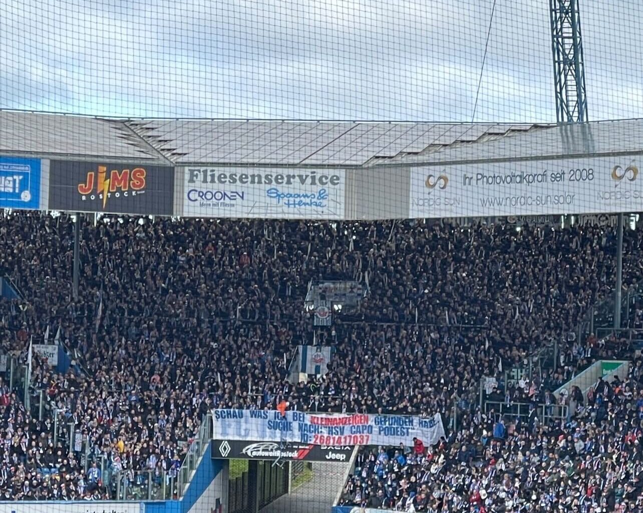Hansa-Ultras entwenden Capo-Podest des HSV und stellten es auf eBay-Kleinanzeigen: "Moin! Im Auftrag der Nordtribüne Hamburg verschenken wir 2 Klettergerüste. Aufgrund der sportlichen Leistung des HSV und der negativen Stimmung der Nordtribüne möchte sich der "Förderkreis Nordtribüne" davon trennen"