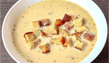Today, for lunch, soup made of sautéed celery, smoked ribs and cream with croutons and traditional French potatoes with smoked meat, peas, cheese and pickles. It was excellent... 😋 Have a nice day everyone 🥂