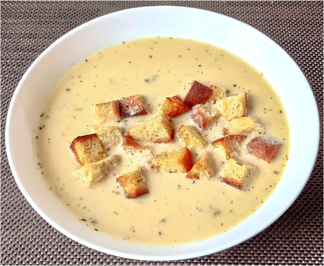 Today, for lunch, soup made of sautéed celery, smoked ribs and cream with croutons and traditional French potatoes with smoked meat, peas, cheese and pickles. It was excellent... 😋 Have a nice day everyone 🥂