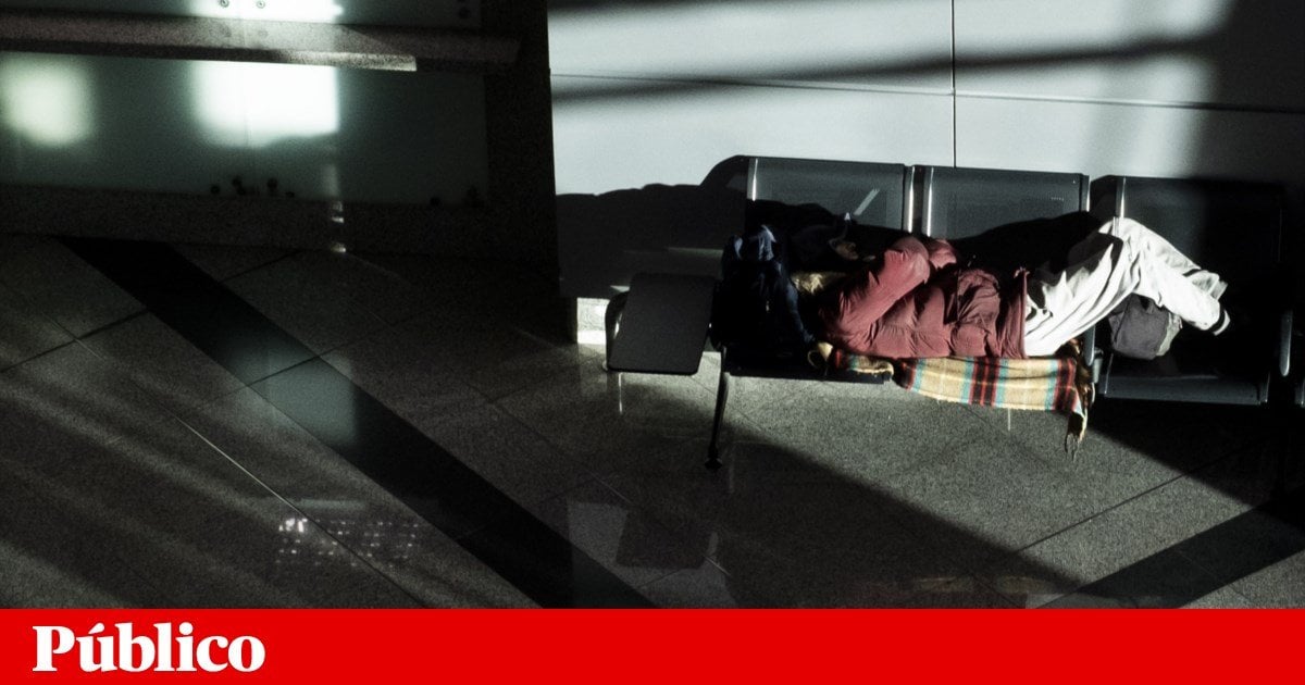 Sem-abrigo nos aeroportos: “Dizem que nos vão arranjar casa”, mas “é a mesma tanga de sempre”
