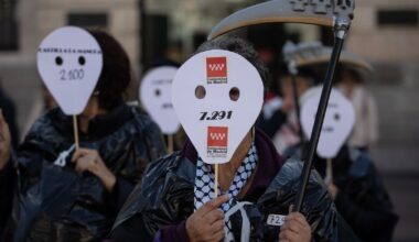 Ayuso bloquea en redes a los familiares de residencias tras mentir sobre el 'Protocolo de la Vergüenza'