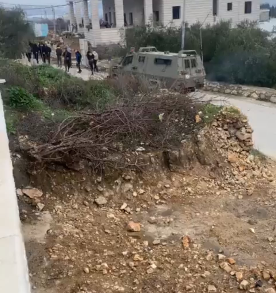 [Cisjordanie 10 Février] L'armée Israëlienne a pris d'assaut la ville de Beit Ummar. De nombreux résidents ont été capturés, et certains sont utilisés comme boucliers humains, menottés, devant un véhicule de l'armée pour progresser