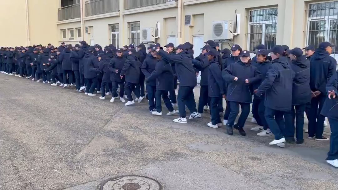 Cérémonie de clôture d'un stage du SNU à Palavas : un flash-mob où les participants dansent et chantent  "Oh Happy Days, when Jesus washed..." (gospel/chant religieux). Posté puis supprimé par le compte officiel de la direction de l'EN de l'Hérault (DSDEN34)