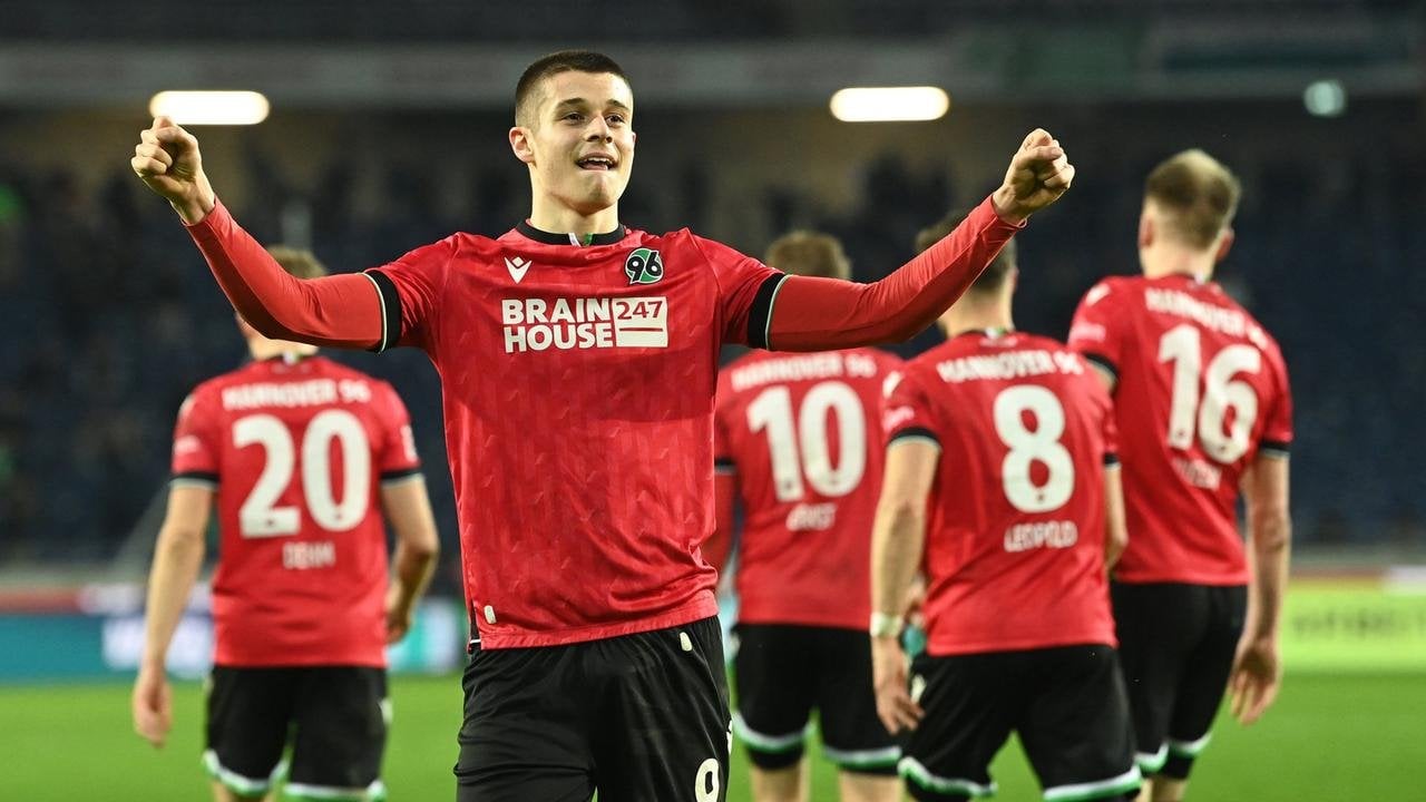 [2. Bundesliga] Spiel stand vor dem Abbruch: Tresoldi sorgt für Jubel - Hannover dreht Spiel gegen Fürth
