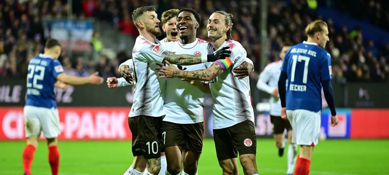[2. Bundesliga | 23. Spieltag] Sieben Tore im Holstein-Stadion: St. Pauli gewinnt Spitzenspiel in Kiel