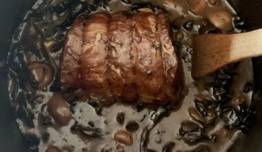 Rôti de porc mariné façon sanglier 🐗 avec sa sauce au trousseau 🍷 et aux champignons 🍄 (trompettes de la mort du Doubs et champignons de Paris 😉). Je mettrai la recette en commentaire dans la soirée. 🍽️