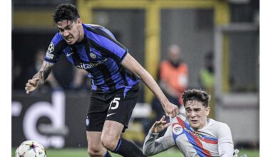 This iconic image of Bastoni literally dragging Gavi popped up on the r/soccercirclejerk sub 😂😂