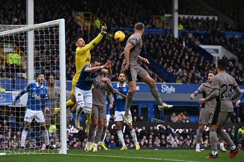 Do Spurs and Vicario have a problem defending corners?