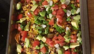 i made nachos! (i know you cant see them, i went wild on the toppings) ive got ground meat, chilis, tomatos, avocado, onion, cheddar, spring onino, corn and kidney beans on there :D