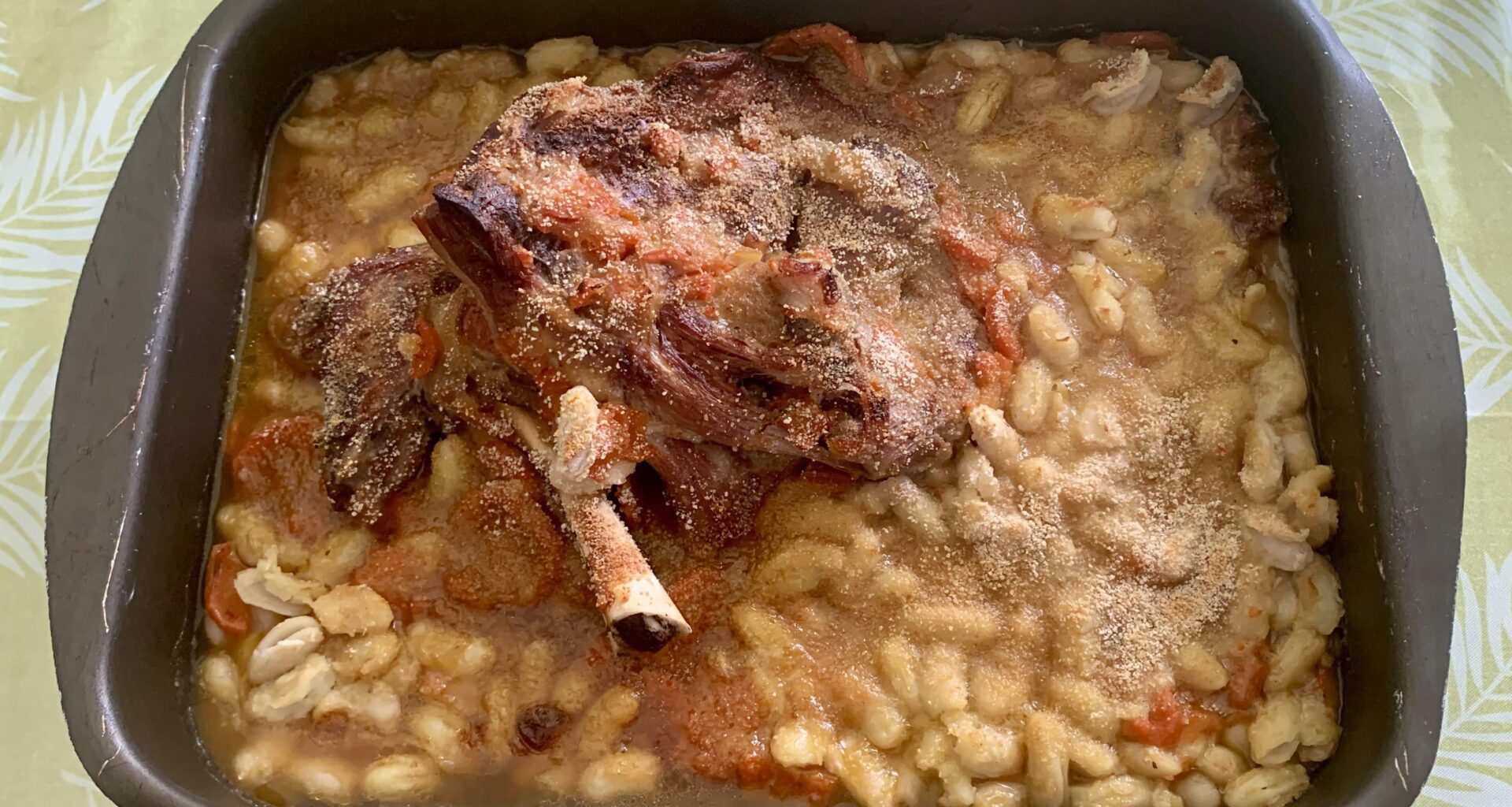 Épaule d'agneau aux mogettes de Vendée. 🐑 Un bon petit plat pour un déjeuner en tête-à-tête avec mon papounet d’amour qui est monté à Paris pour le Salon de l'agriculture. 🥰