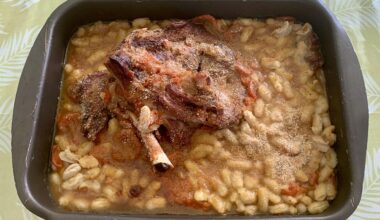 Épaule d'agneau aux mogettes de Vendée. 🐑 Un bon petit plat pour un déjeuner en tête-à-tête avec mon papounet d’amour qui est monté à Paris pour le Salon de l'agriculture. 🥰