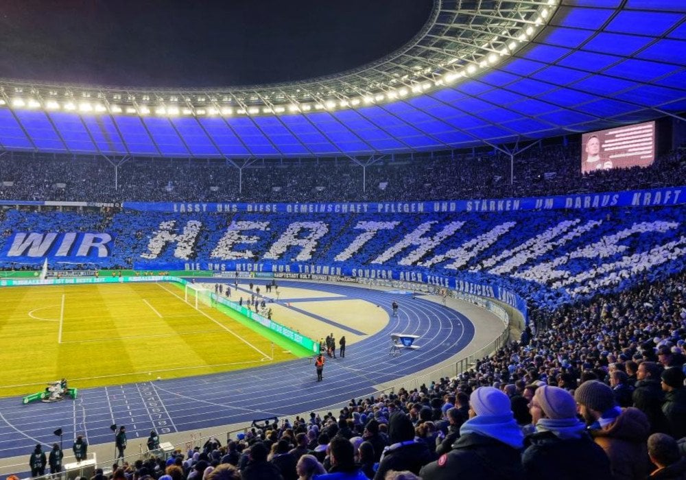 Choreografie mit Bernstein-Zitat im Olympiastadion - Auch Kaiserslautern mit Choreo und Pyro