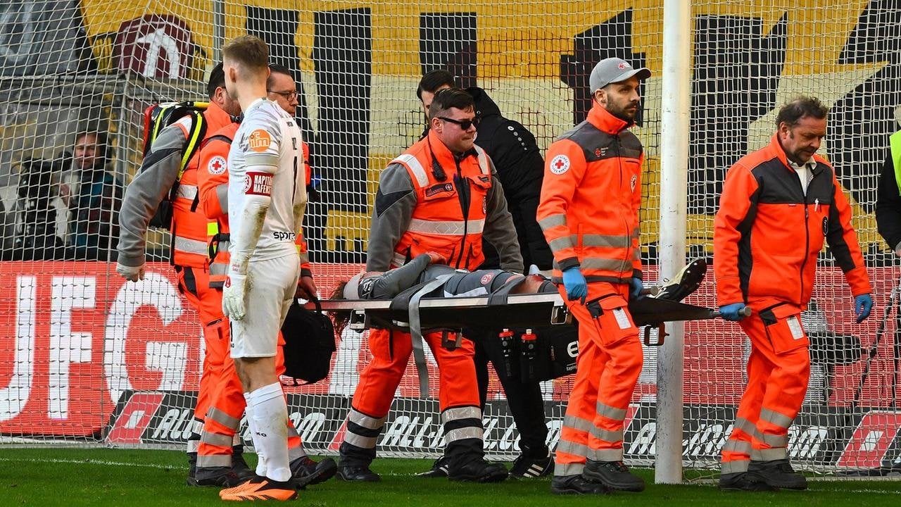 Essens Felix Götze fassungslos über einige Dynamo-Fans [Nach seiner Kopfverletzung sei er "beleidigt und bespuckt" worden.]