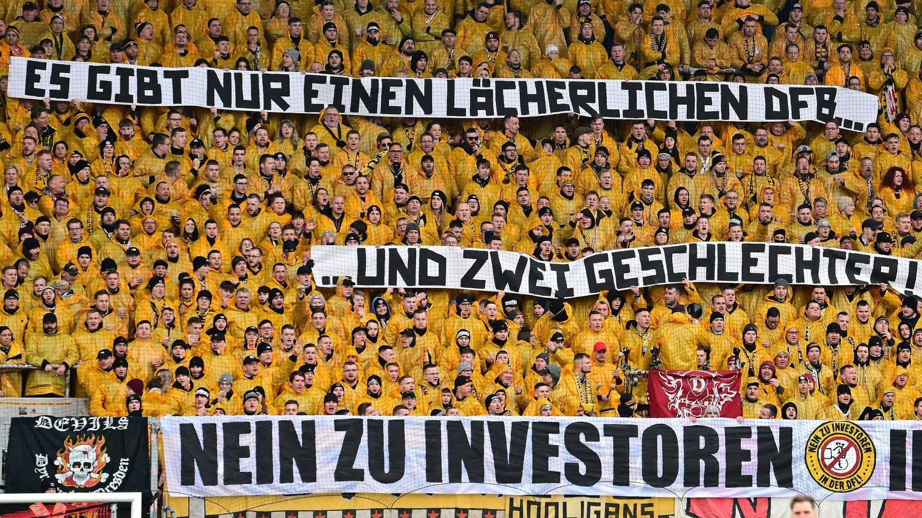 Dynamo wehrt sich gegen Diskriminierung-Vorwurf: "Wir bewerten die Aktionen als Ausdruck des Protests unserer Fanszene gegen einen Investoreneinstieg mit kritischer Bezugnahme auf jene Strafe, die Bayer 04 für ähnliche Banner erhielt. Die polarisierende Wortwahl ist dabei vorrangig ein Stilmittel."