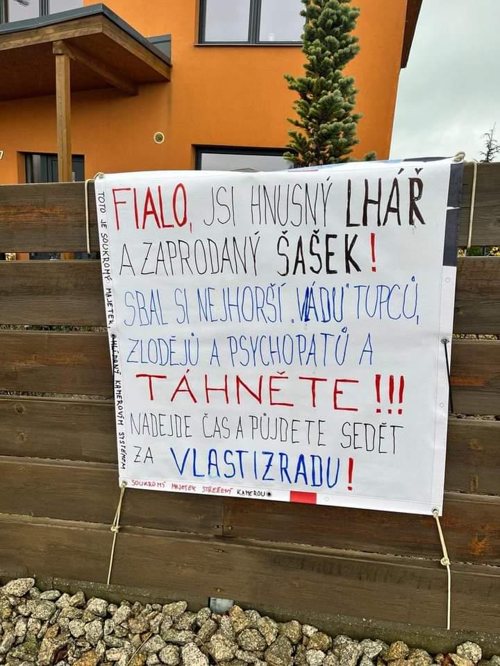 Představ si, že jdeš navštívit rodiče nové přítelkyně a tam tohle