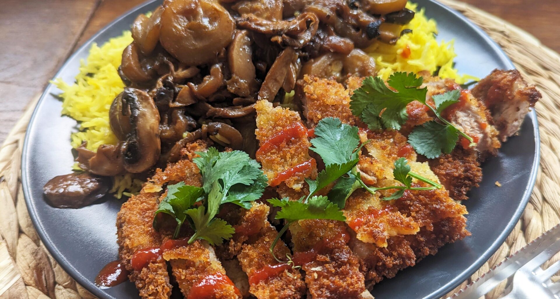 Porc pané Tonkatsu, accompagné d'une poêlé champignons courgettes et de riz parfumé !
