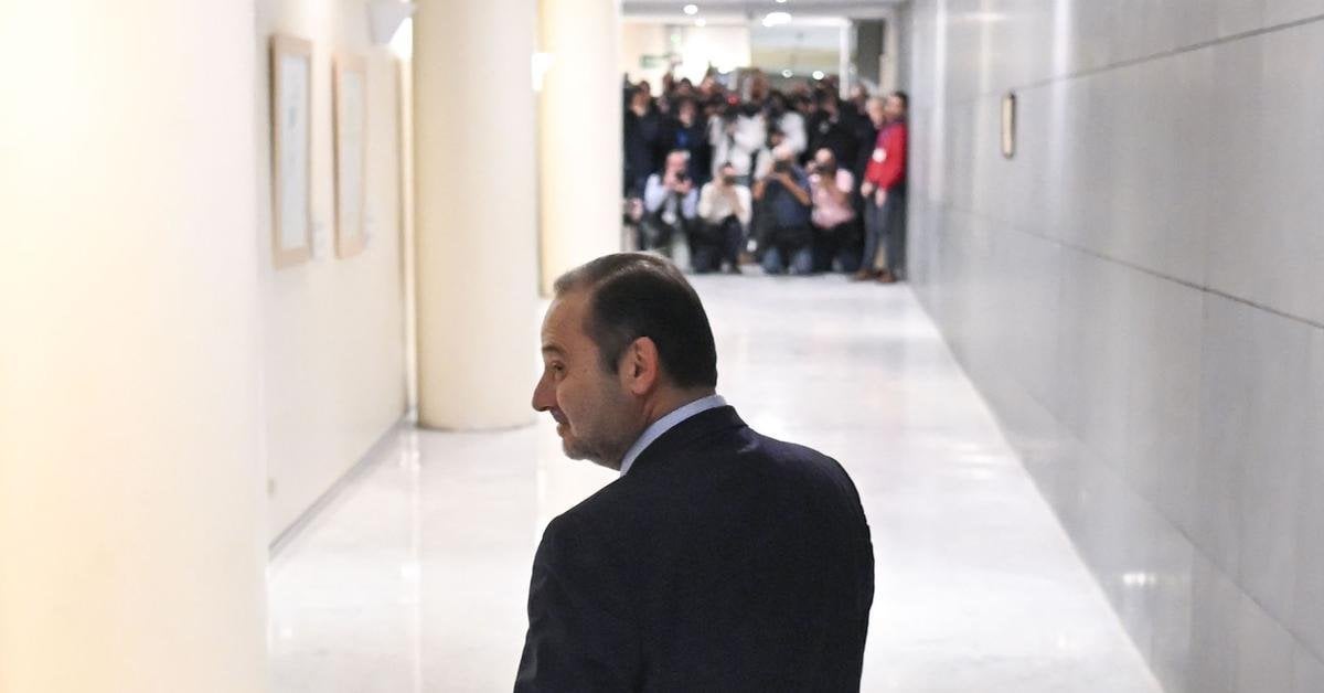 Ábalos culmina su hundimiento presentándose como víctima