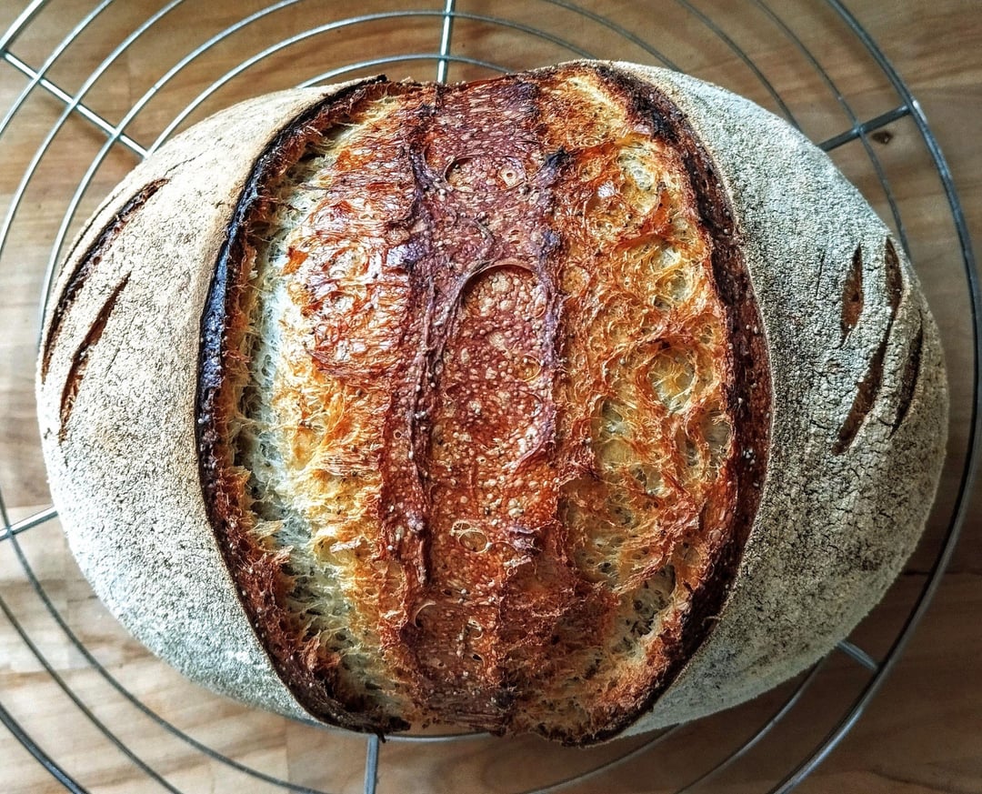 L'oeil de sauron. levain, farine de meule et graines de pavot.
