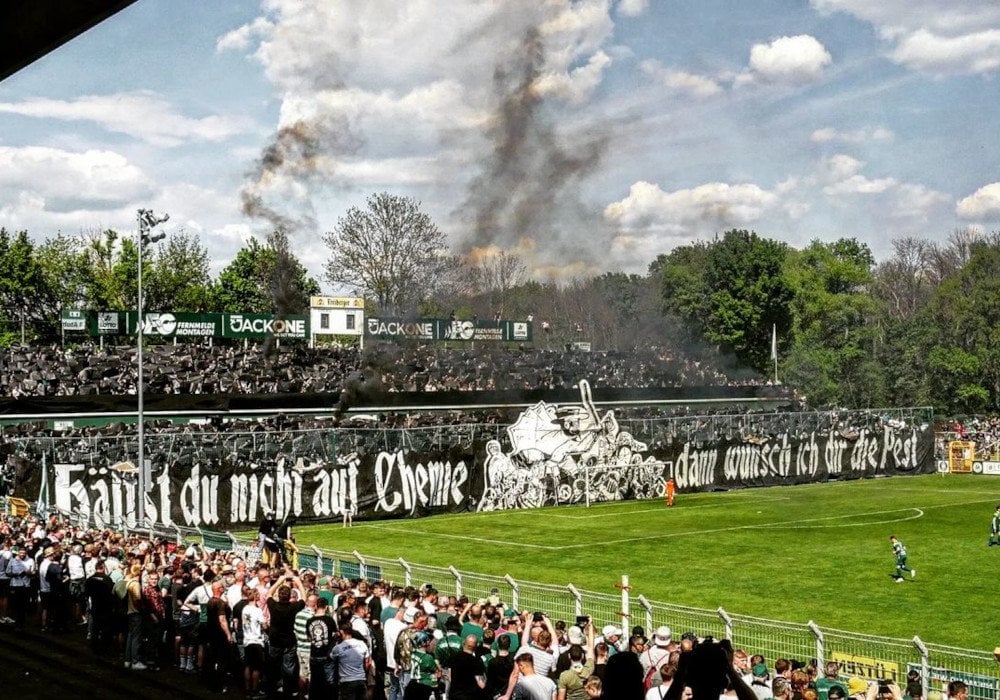 Freispruch von Chemie Leipzig Fan: Vermummung bei Choreo ist von Kunstfreiheit gedeckt