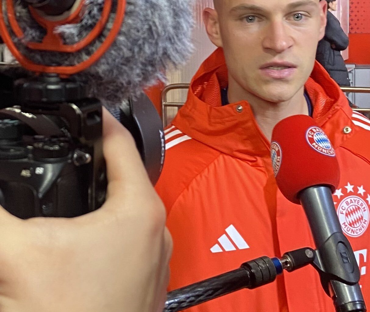 Kimmich deutlich: „Der Trainer hat uns gut eingestellt. Jeder von uns sollte in der Lage sein, auch mal ein anderes System zu spielen. In unserem Spiel ist wenig zu sehen von Spielfreude, Kreativität, Leichtigkeit, Freiheit. Wir haben echt Probleme, uns Chancen zu erarbeiten und lassen zu viele zu.“